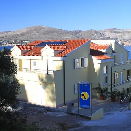 Apartment Family Friendly Apartments With A Swimming Pool Okrug Gornji, Ciovo - 8626