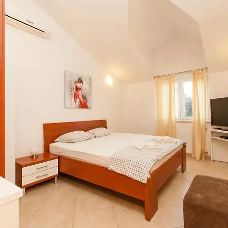 Apartment Family Friendly Apartments With A Swimming Pool Okrug Gornji, Ciovo - 8626