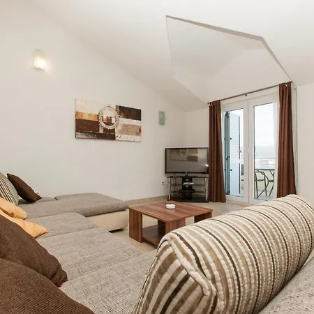 Family Friendly Apartments With A Swimming Pool Okrug Gornji, Ciovo - 8626 Trogir