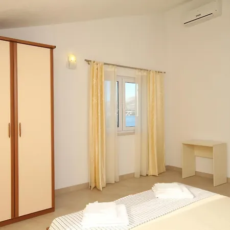 Apartment Family Friendly Apartments With A Swimming Pool Okrug Gornji, Ciovo - 8626 Trogir